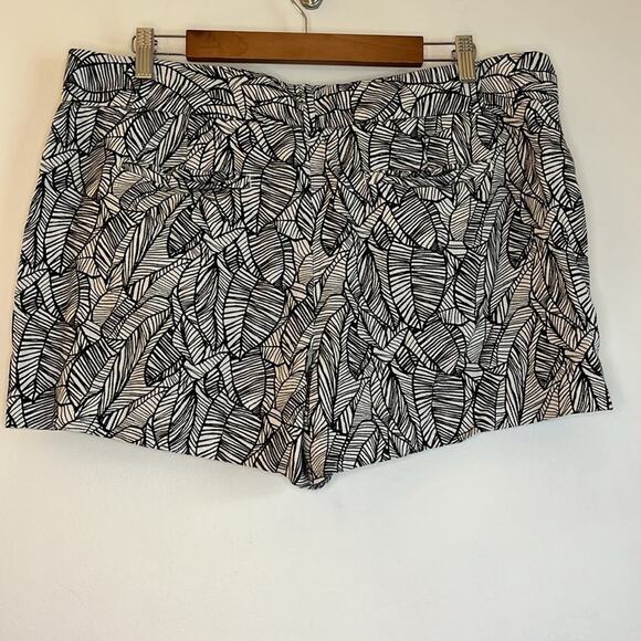 Loft 100% Linen Marisa Palm Leaf Print 4” Shorts Size 14 Black White - Picture 2 of 8